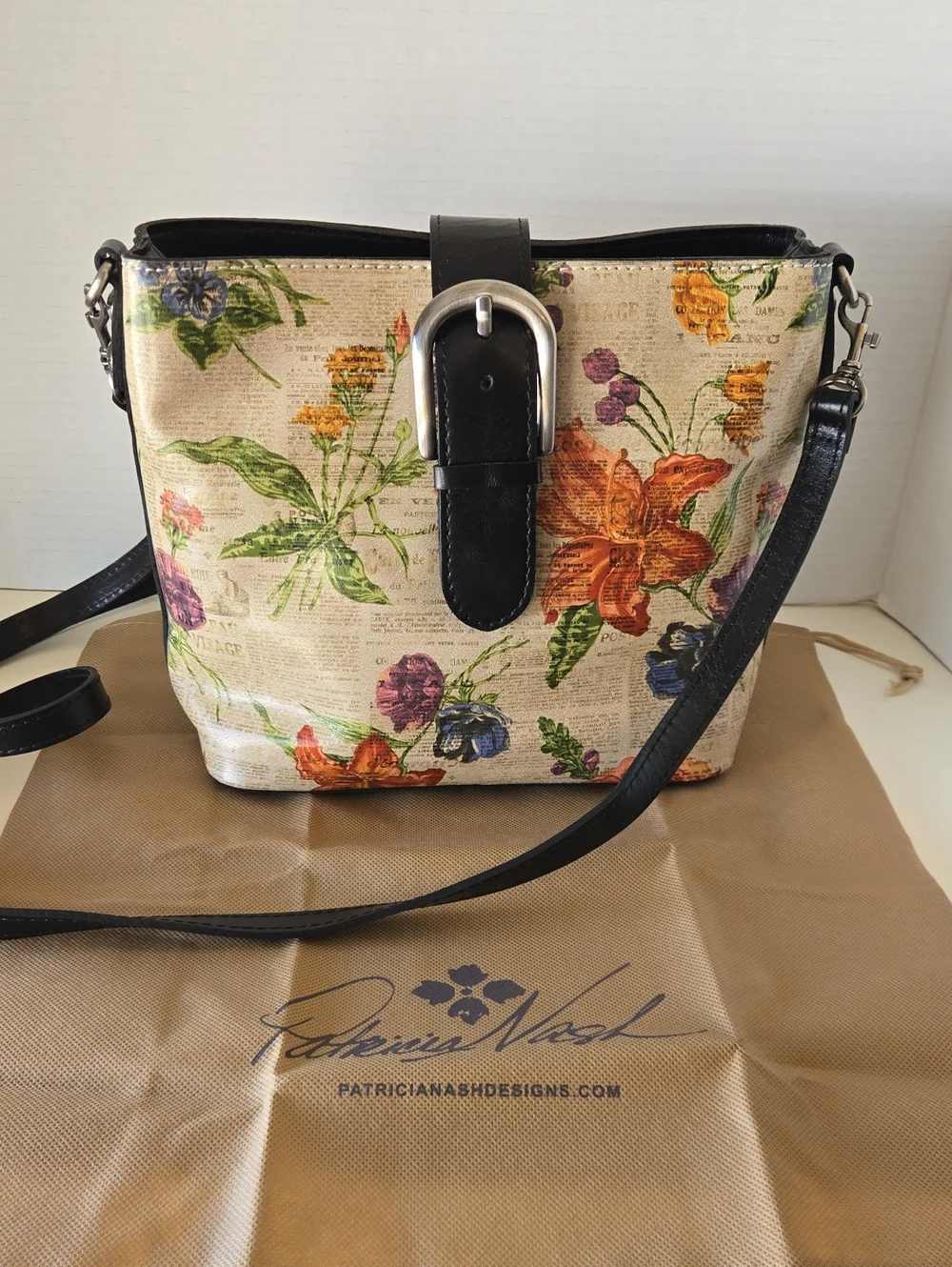 EUC Patricia Nash Cream Floral Crossbody with Black Trim and Strap